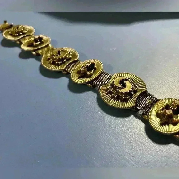 Jewelry - Vintage Clasp Bracelet